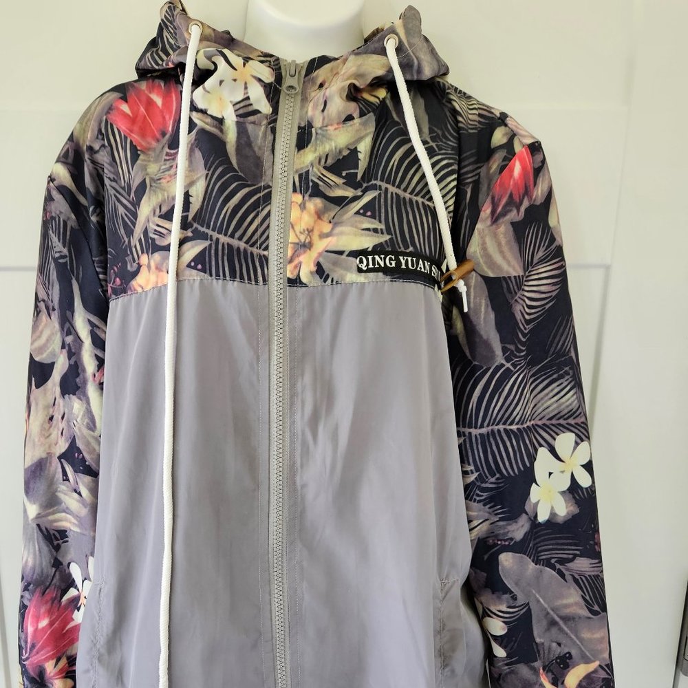 Qing Yuan Shui Windbreaker size adult small